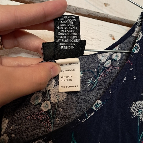 Torrid Women’s Navy Floral Light Rough Hem Top Blouse Size 0 - Picture 7 of 7